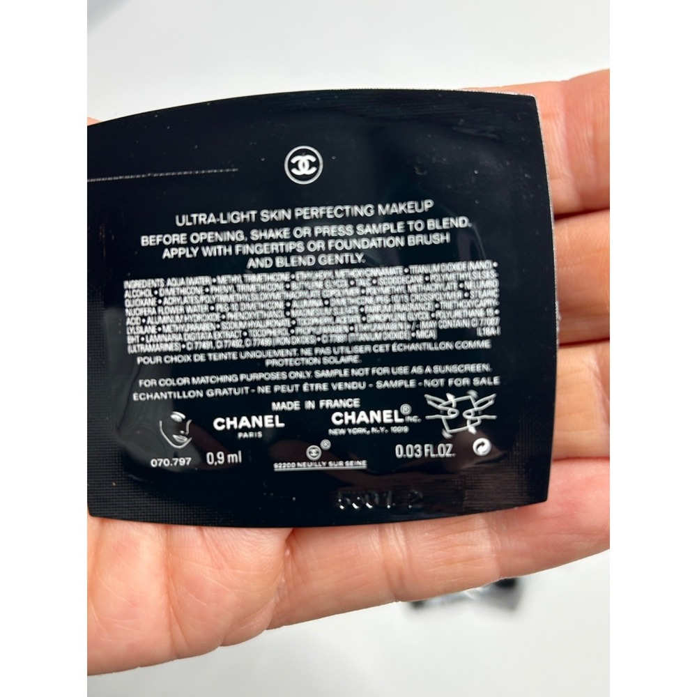 20 x CHANEL VITALUMIERE AQUA ULTRA‎ LIGHT PERFECTING MAKEUP Samples No. 30 BEIGE - Picture 4 of 4